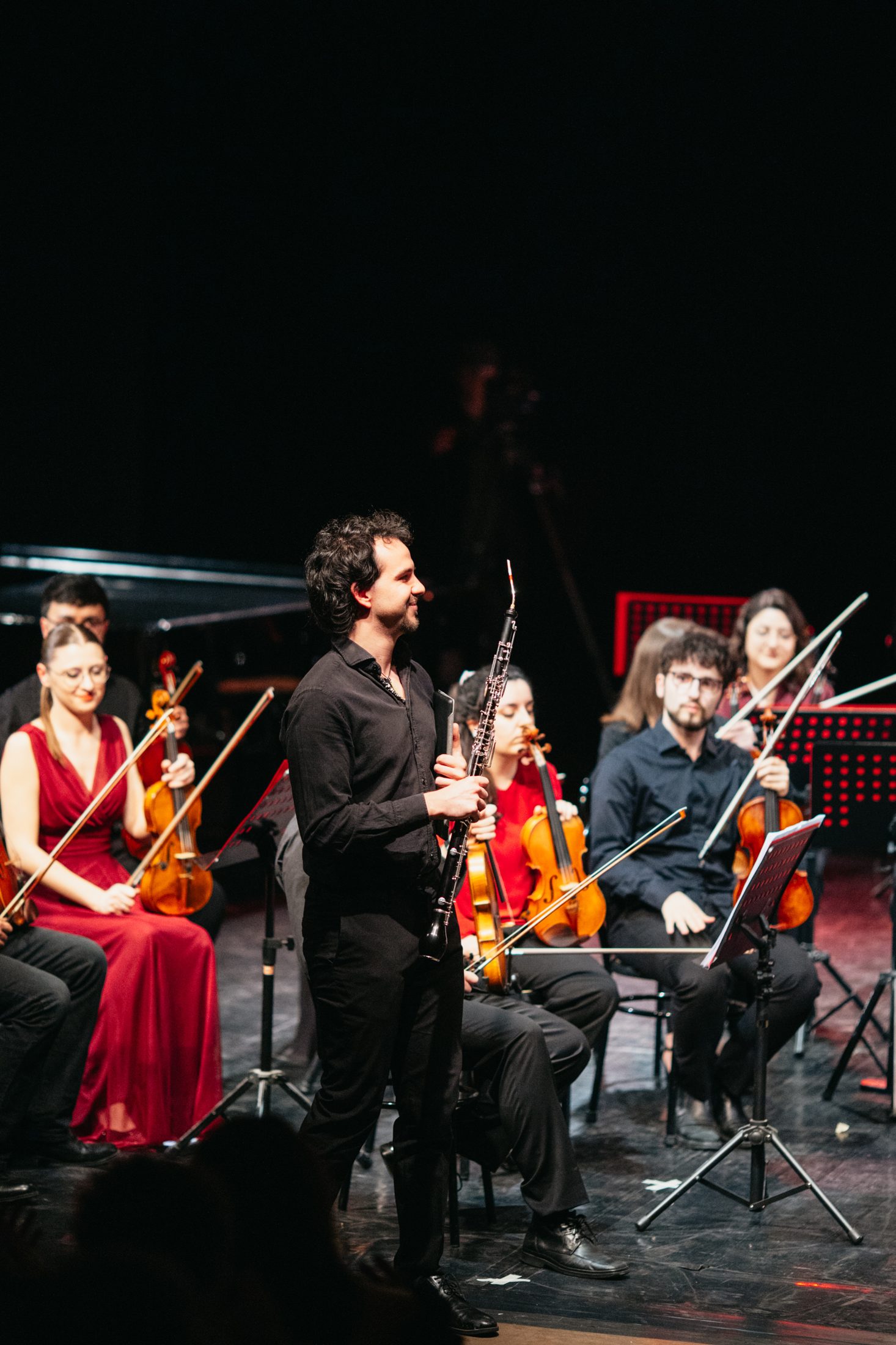 Un clarinettista in piedi davanti all’orchestra, durante il concerto