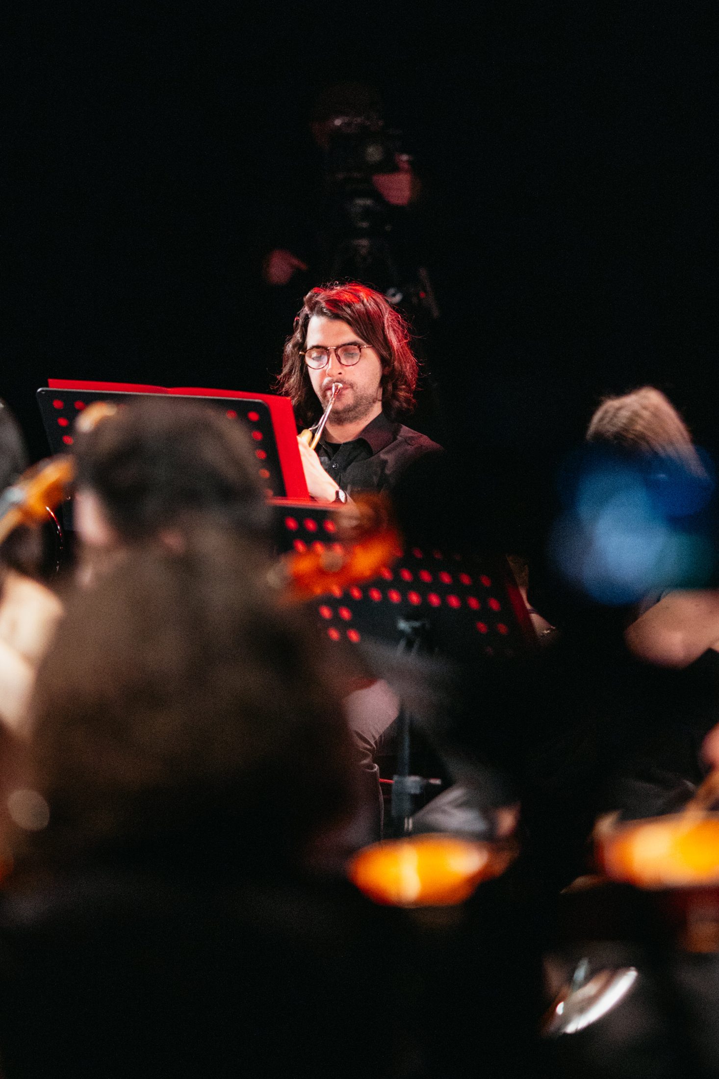 Un musicista dell’ensemble al leggio, durante il concerto