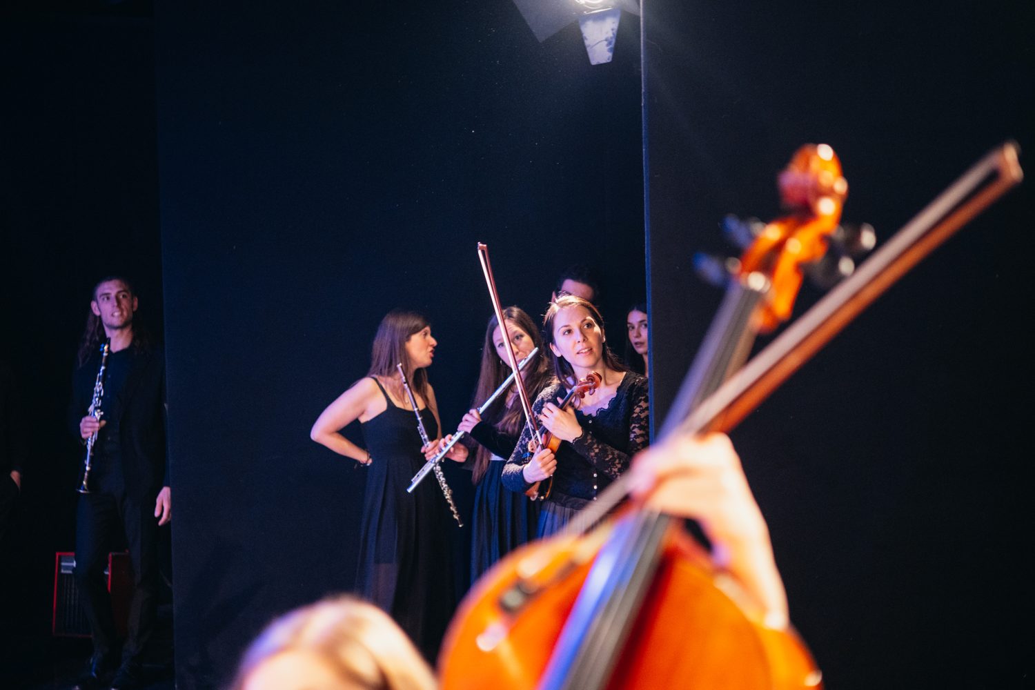 Musicisti dell’ensemble dietro le quinte, prima di entrare in scena