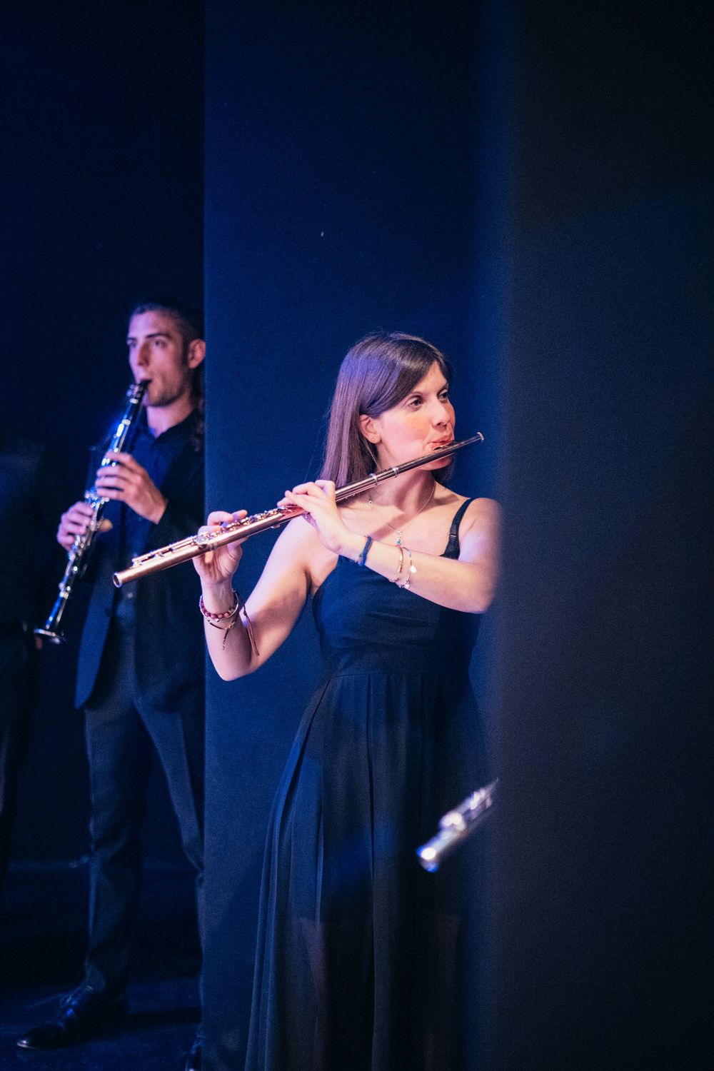 Una flautista e un clarinettista dell’ensemble in scena
